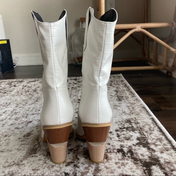 White cowgirl boots. Size 38, never worn. - Picture 2 of 5